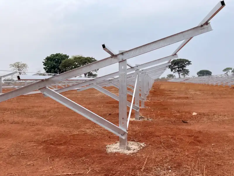 Estrutura metálica de usina solar antes da instalação dos módulos
