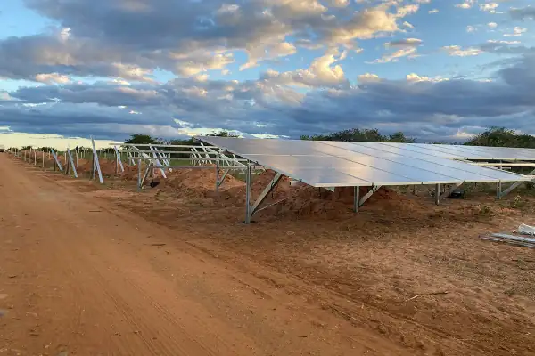 Usina solar de grande porte com fileiras de módulos fotovoltaicos