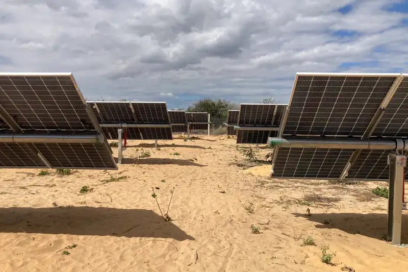 Módulos fotovoltaicos instalados em usina solar de solo