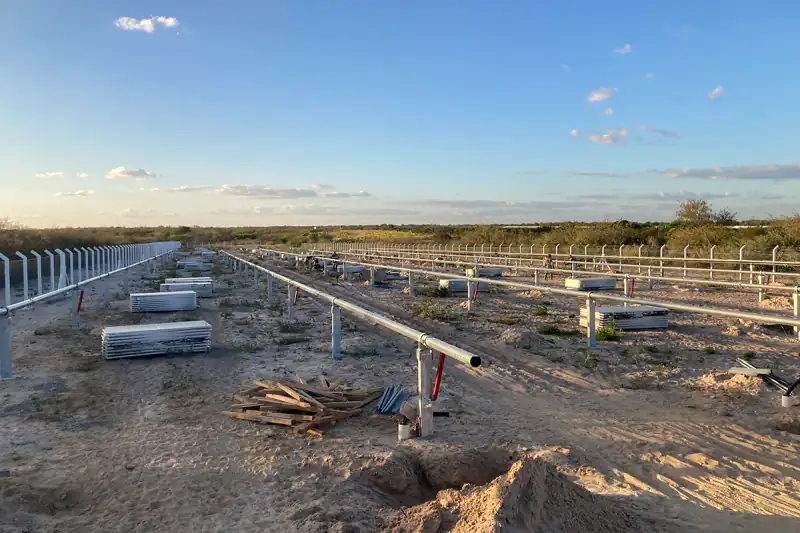 Montagem das estruturas de uma usina solar de solo
