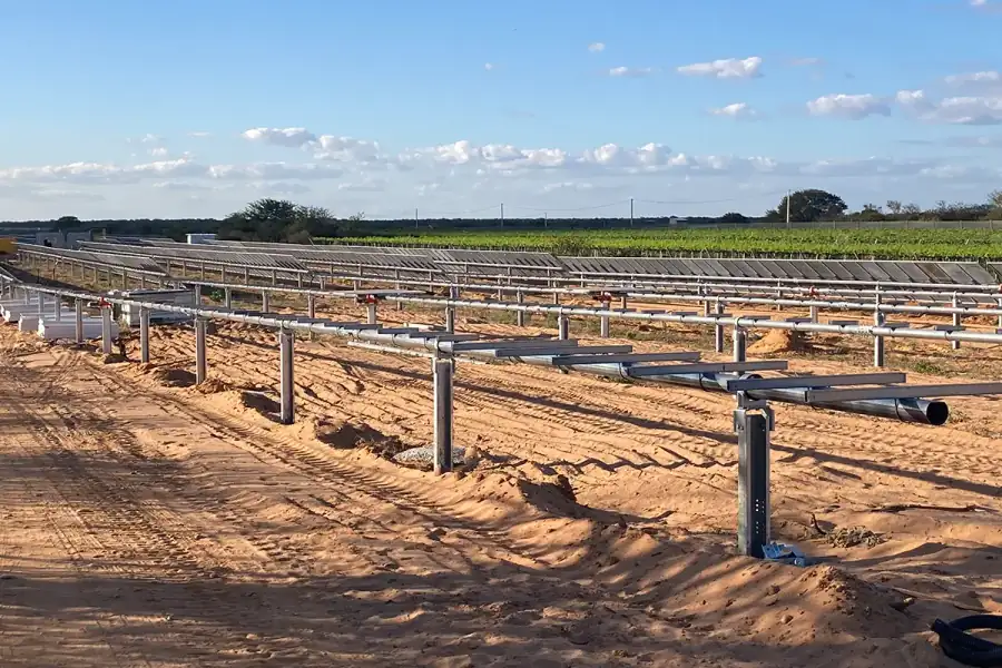 Estruturas de usina solar de solo em implantação