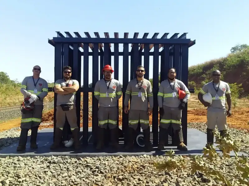 Equipe técnica com equipamentos de proteção em obra de energia solar